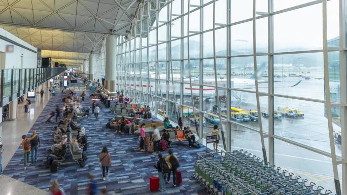 拥挤的国际机场大厅。