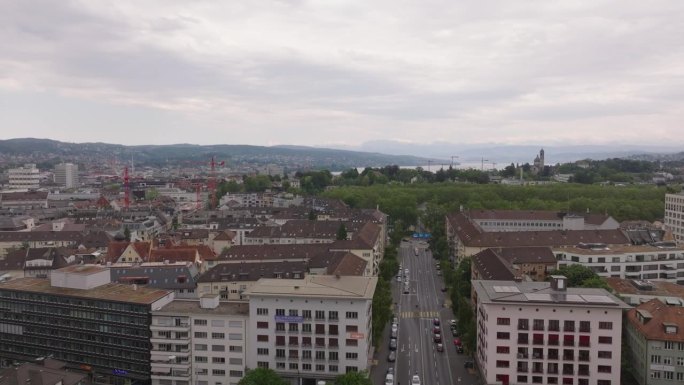 阴天在城市的各种建筑物上空飞行。沿街的多层公寓楼。瑞士苏黎世
