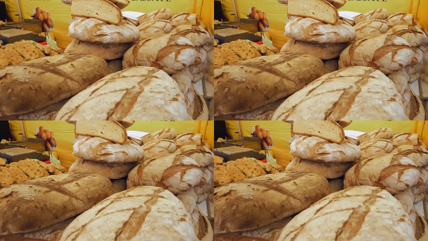 面包店。街头食品。特写镜头。烘焙产品。面包。馒头。松饼。不同馅料的羊角面包。烘烤。美食节。户外烹饪。
