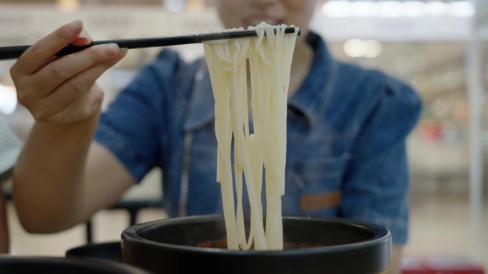 吃米粉的女人展示筷子绵阳米线