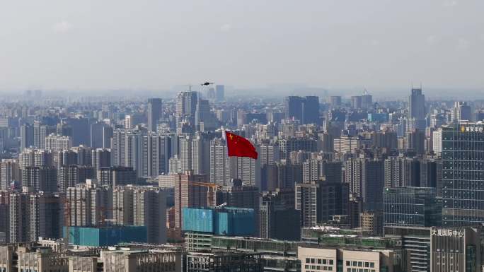 航拍五星红旗飘扬在西安城市上空环绕天际线