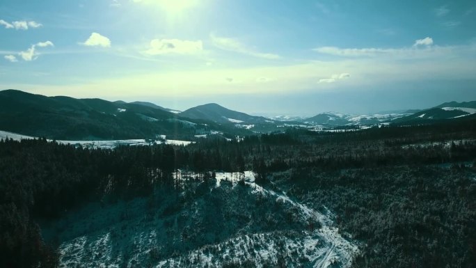 喀尔巴阡山脉冬季。大雪覆盖的航拍视频4K。