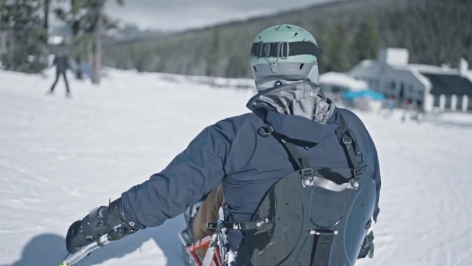 适应性强的运动员滑雪下山