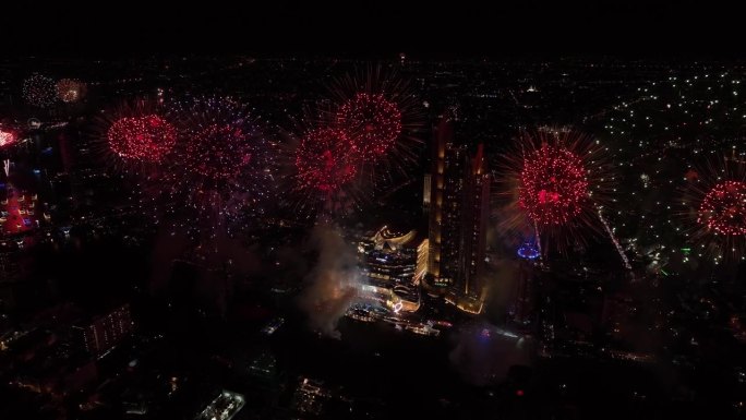 鸟瞰图除夕倒计时活动与彩色烟花在夜间