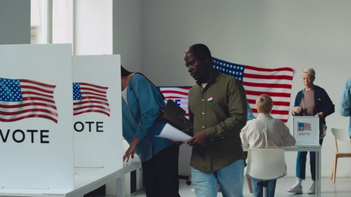 不同的美国人在小投票站投票