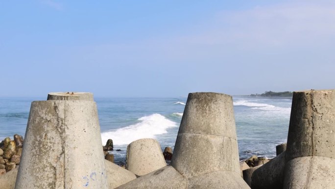 海滩上的防波堤能破浪，三脚架能破浪