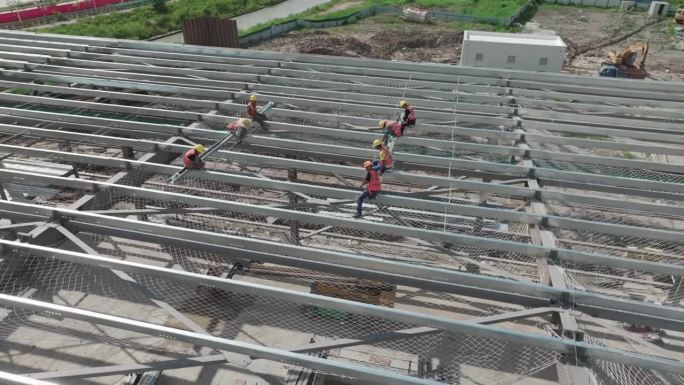 工人们正在搭建屋顶框架