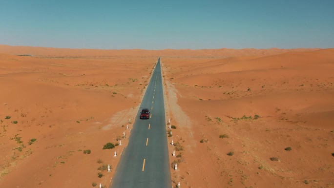 汽车在沙漠中行驶