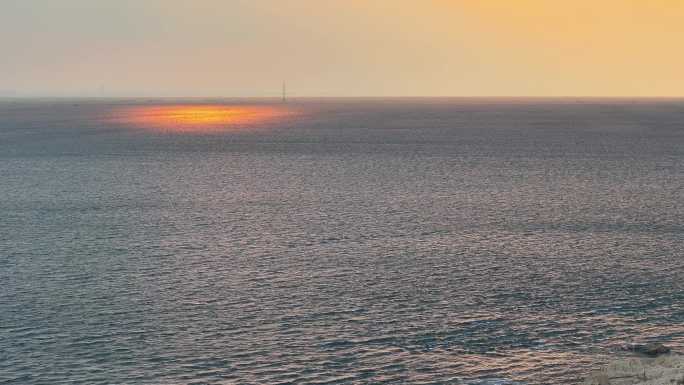 航拍威海小石岛西侧海面上的落日余晖与渔船