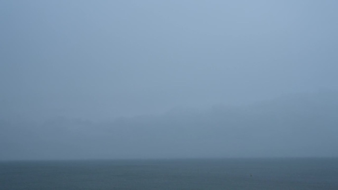 暴风雨前的4k海景场景，自然背景与蓝天