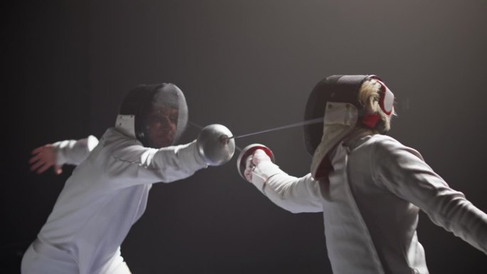 两名职业击剑手在战斗中发生冲突。在进攻中向前猛冲并击中对方