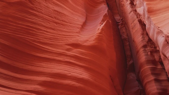 亚利桑那州纳瓦霍族领地羚羊峡谷砂岩地层的低角度景观