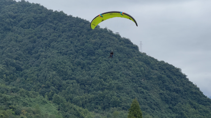 滑翔伞极限运动降落伞挑战自我翱翔高空飞翔