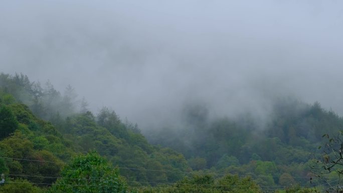 初秋雨中山脉云雾缭绕的绝美自然风光