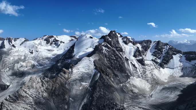 新疆天山山脉雪山