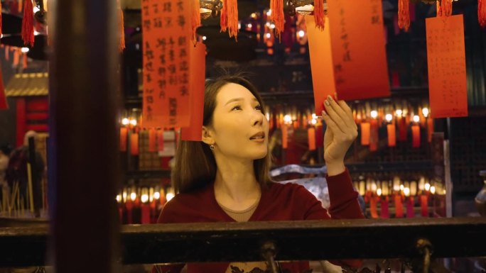 一名亚洲女子在香港文武寺游玩