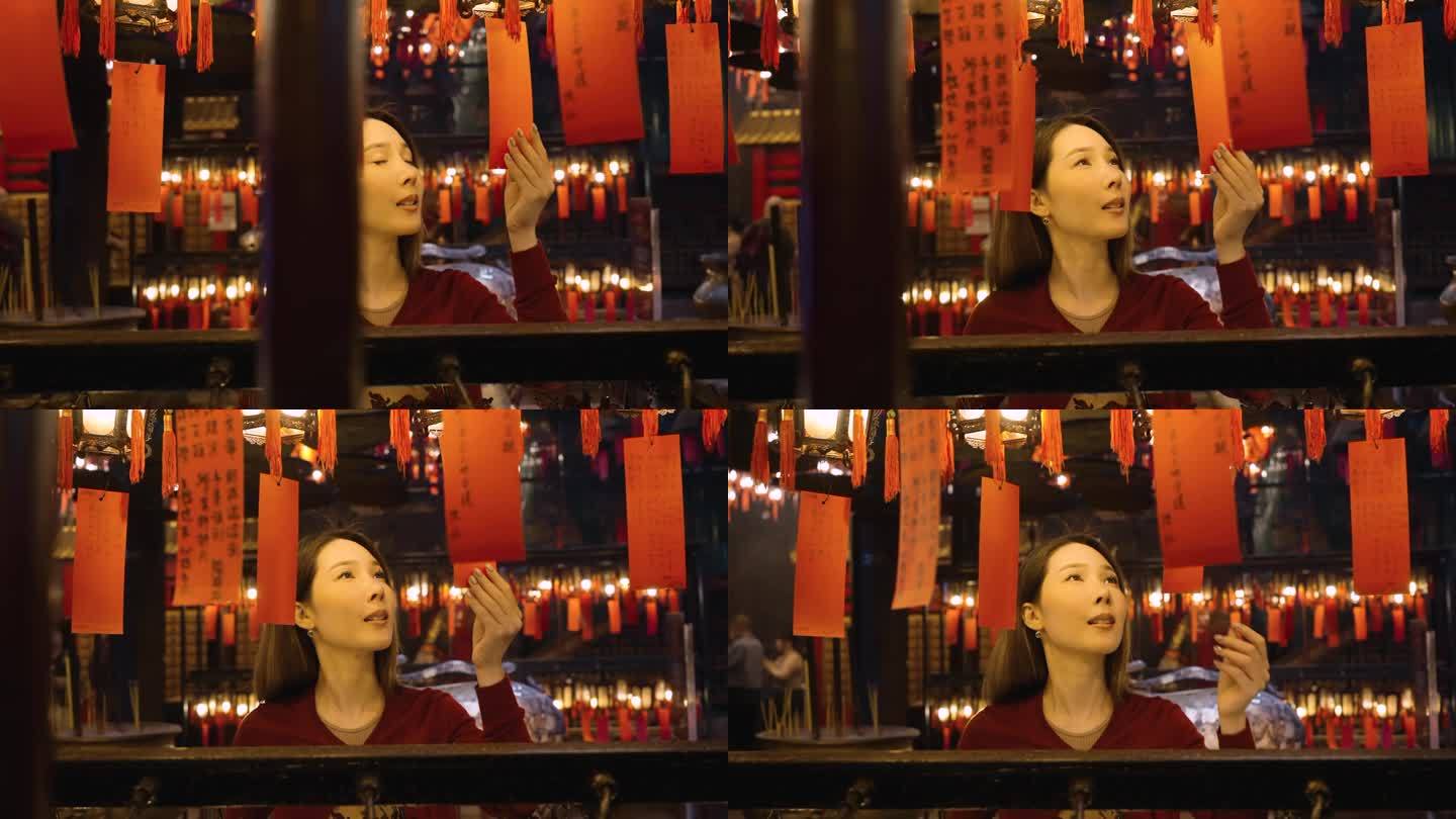 一名亚洲女子在香港文武寺游玩