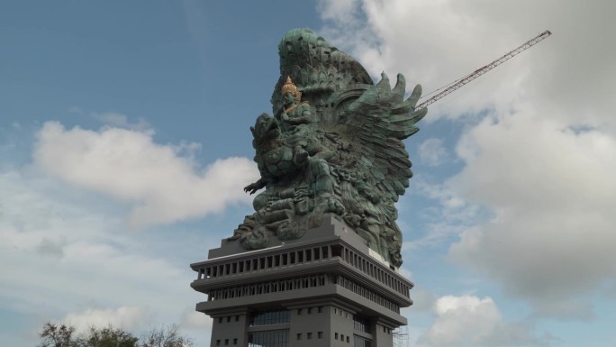 鹰路达维斯努肯卡纳巨型雕像纪念碑印度尼西亚巴厘岛时间流逝