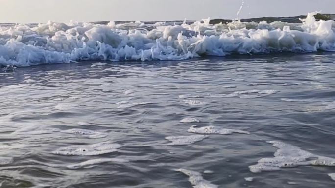 大海潮汐涨潮波浪波涛汹涌浪花冲击海边冲浪