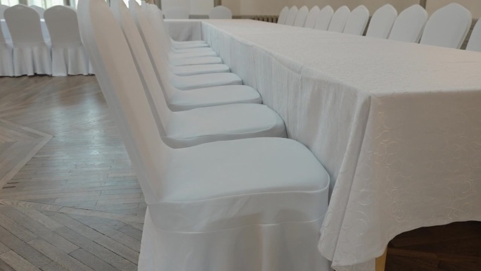 爱沙尼亚桌子上的白色椅套