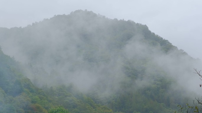 初秋雨中山脉云雾缭绕的绝美自然风光