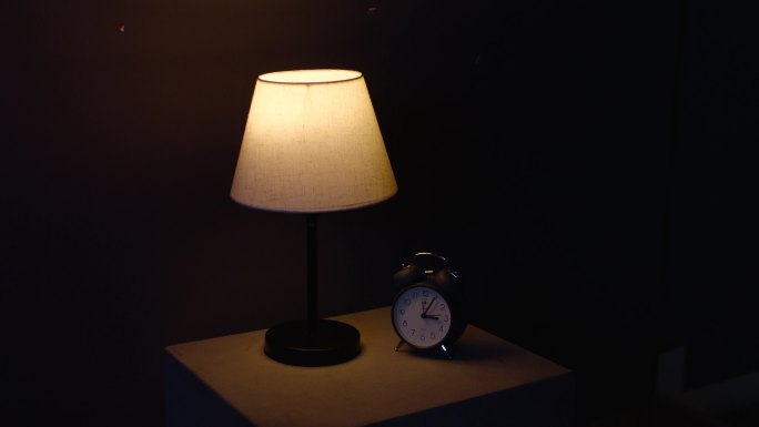 闹钟凌晨3点的闹钟深夜的钟表 床头闹钟