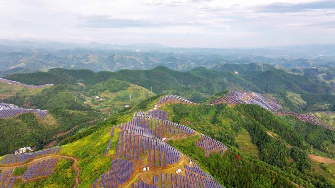 航拍山区光伏电站