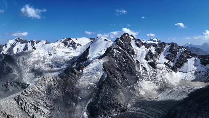 新疆天山山脉雪山