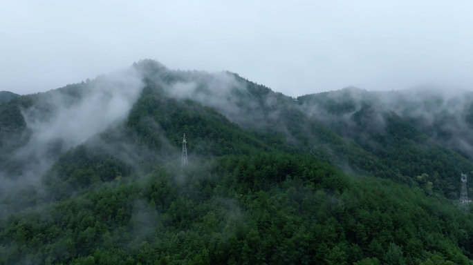 4K 云雾云层山和城