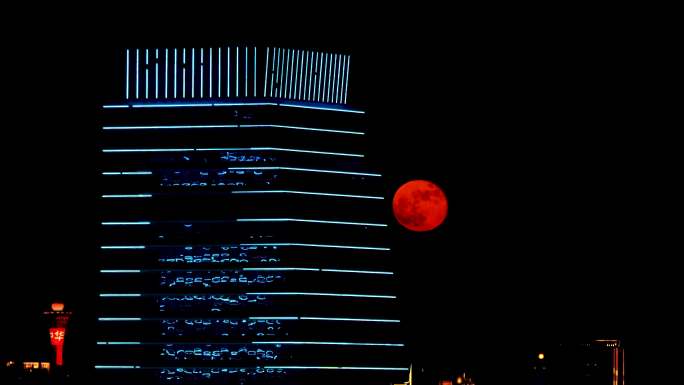 十五的月亮慢慢从厦门中心升起