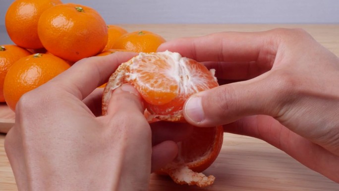 桌上橘子剥皮的4K视频。