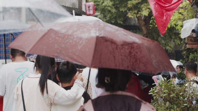 古镇雨中的游客