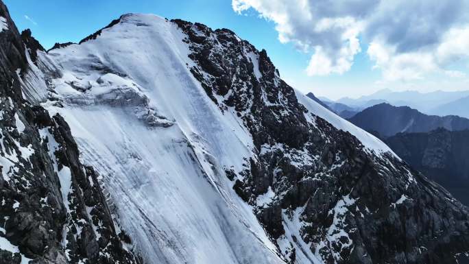 新疆天山山脉雪山