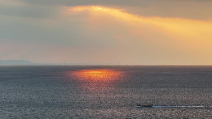 航拍威海小石岛西侧海面上的落日余晖与渔船