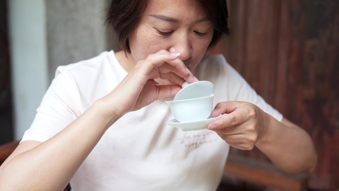 4K升格实拍喝中式盖碗茶的女性特写