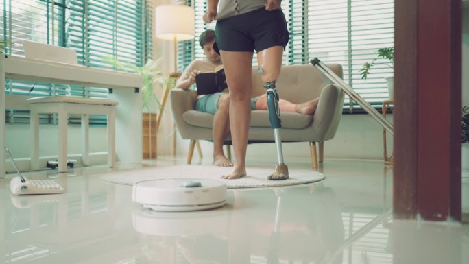 现代生活:亚洲夫妇拥抱科技，机器人吸尘器帮助运动和清洁