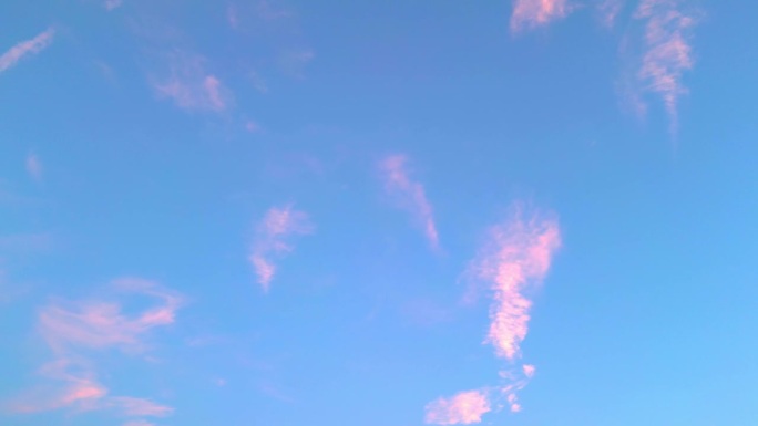 天空中片片紫色的冷云