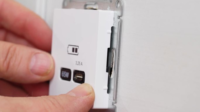床头安装USB Type-C接口，为设备充电。