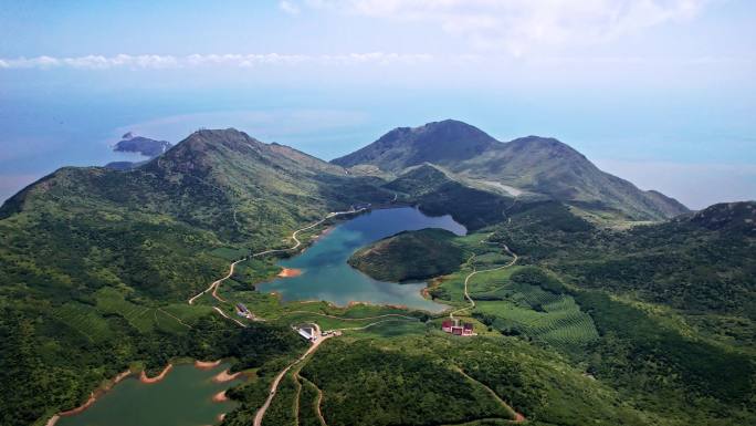 大海航拍 福建霞浦嵛山岛天湖蓝天白云岛屿