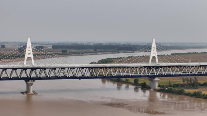 河南郑州郑新黄河大桥公铁两用大桥车流航拍