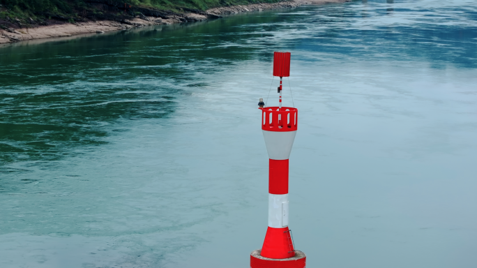 江水 长江第一港 江边灯塔 水富货轮货港