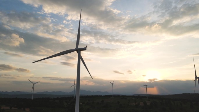一个高风力涡轮机的低角度视图，为农业地区提供能源和供应