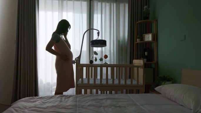 孕妇感到抑郁视频素材女性孕期抑郁心理健康