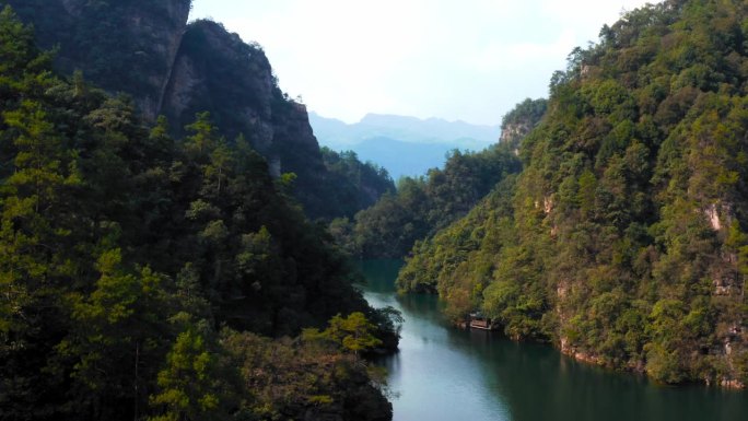 中国湖南省张家界国家森林公园武陵源宝峰湖，山林环抱的田园诗般的湖泊。