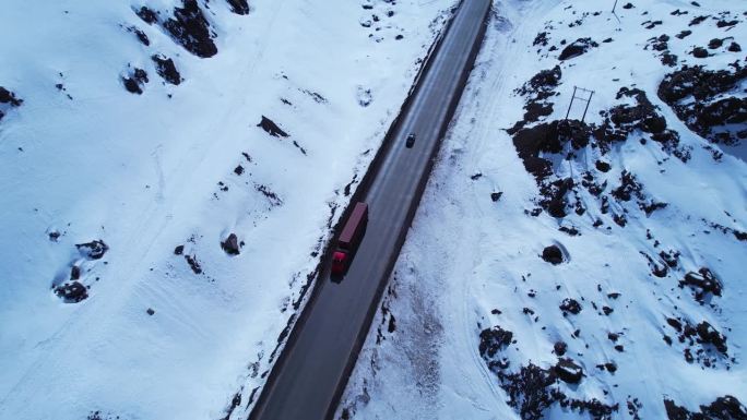 滑雪站中心度假胜地的全景在白雪皑皑的安第斯山脉。