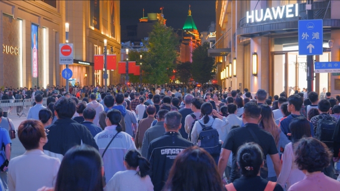 上海南京路步行街夜景人流人群背影