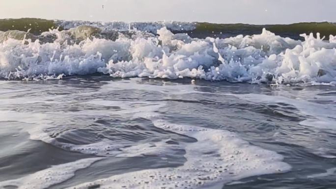 大海潮汐涨潮波浪波涛汹涌浪花冲击海边冲浪