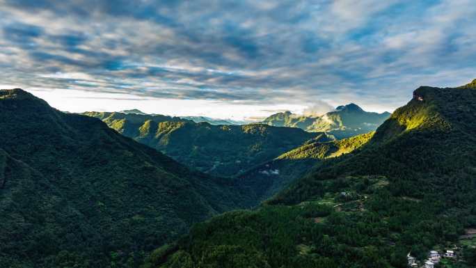 壮丽山川大地霞光略过群山暮色风景