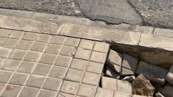 人行道上有个洞被破坏的马路视频素材
