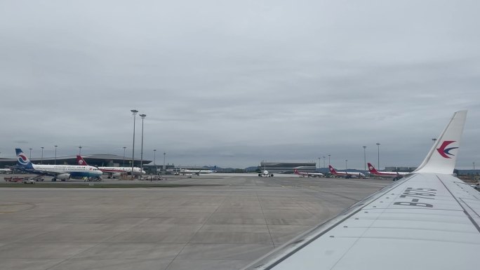 飞机窗外风景第一视角机翼机场飞机起飞起跑